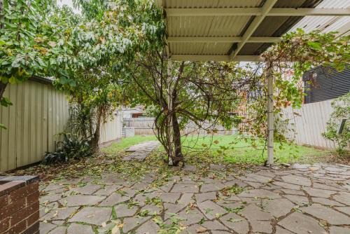Yarraville Apartment | Palms by Yarraville with large 2 bed home & yard - G