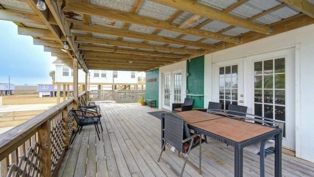 Surfside Beach House | Palms Getaway - 3/2 Surfside Beach, TX - Family Friendly and Pet Welcoming