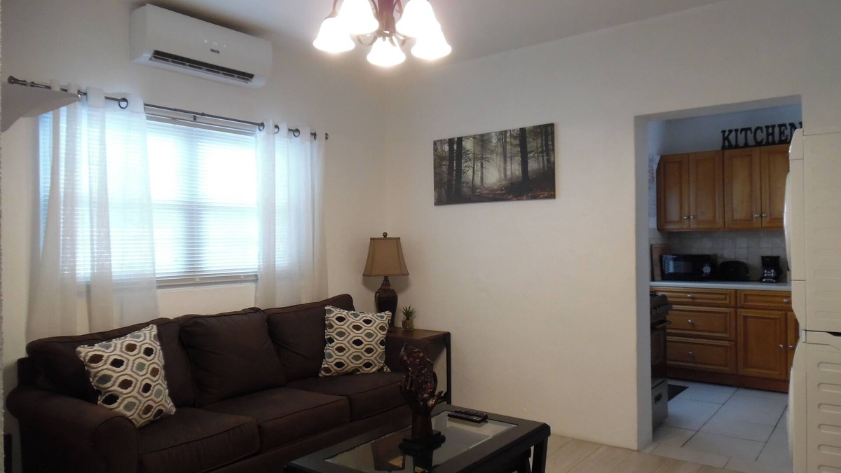 Southampton Cottage | PalmSprings Accommodations - 3 Bedroom Cottage Near Horseshoe Bay