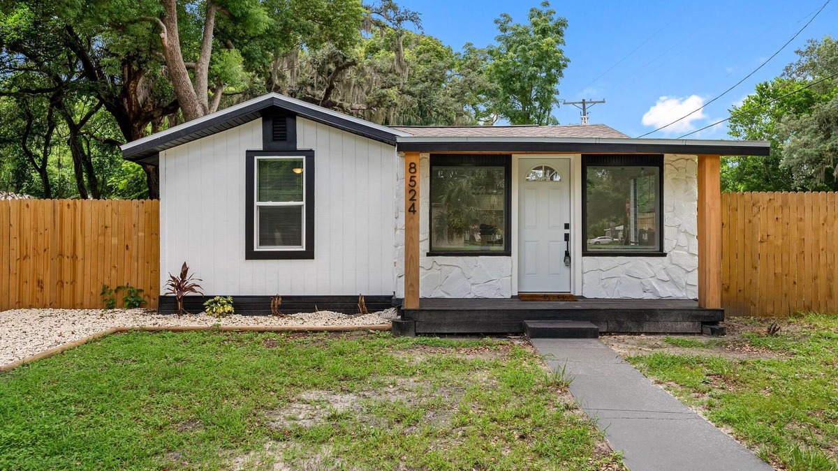 Bearss Plaza House | Palmy Paradise