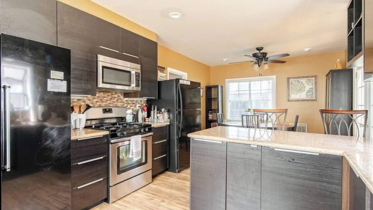 Barron Park Apartment | Palo Alto Retreat-Room B Kitchenette & Bathroom