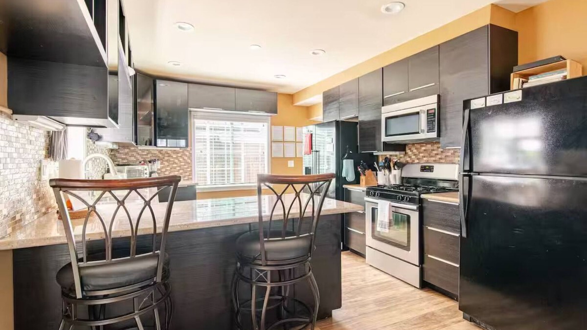 Barron Park Apartment | Palo Alto Retreat-Room A Kitchenette & Bathroom