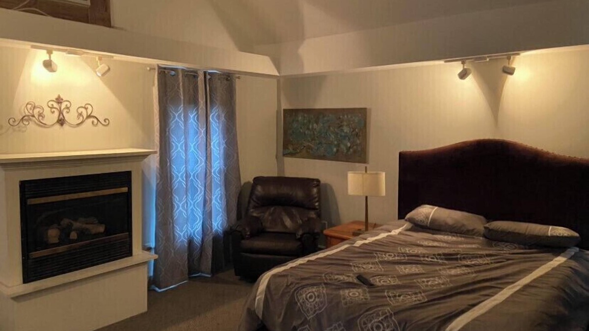 Baldwinsville Apartment | Palomino Upper level Farm House near Village,