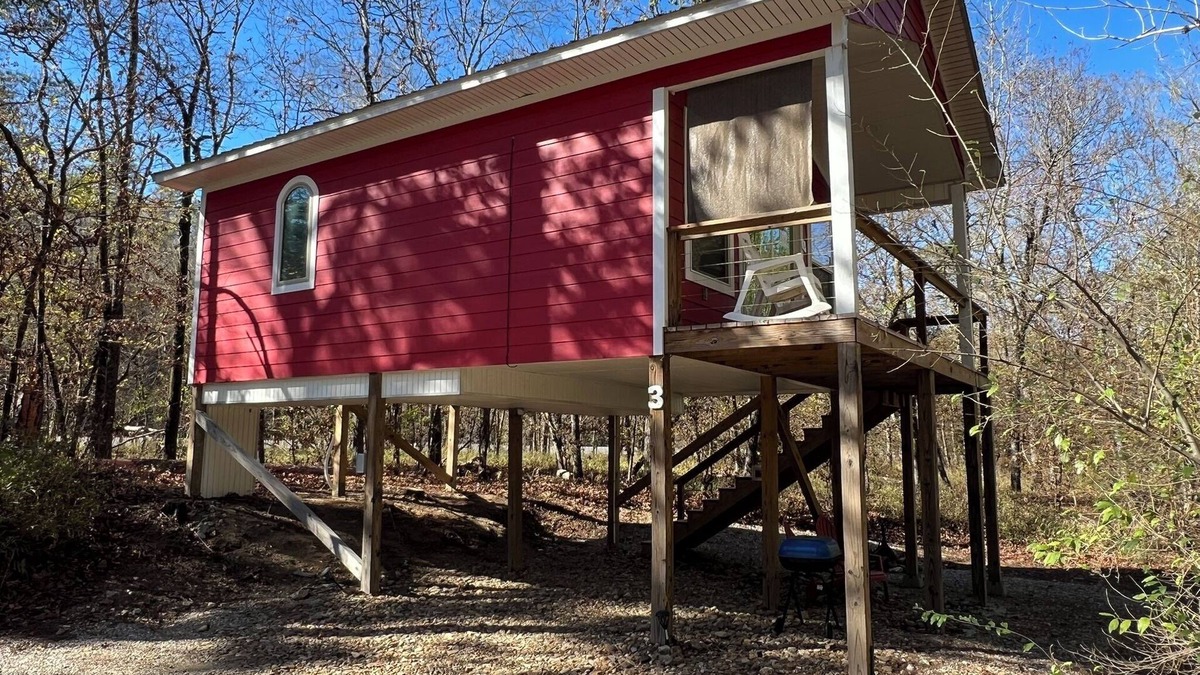 Jones Mills Cabin | Pam's Treehouse Cabin #3 - Cozy cabin right on a creek!