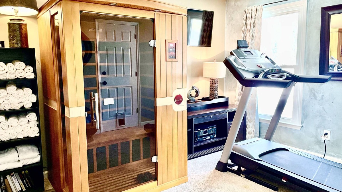 Greensboro House | Pamper Yourself in a Spa like home (Hot tub, Sauna, Mini-Gym) Great location!