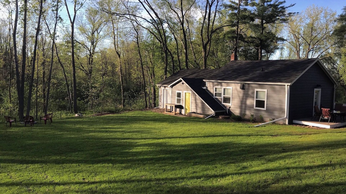Howard House | Pamperin Park Cottage - House, Completely Updated Minutes to Lambeau