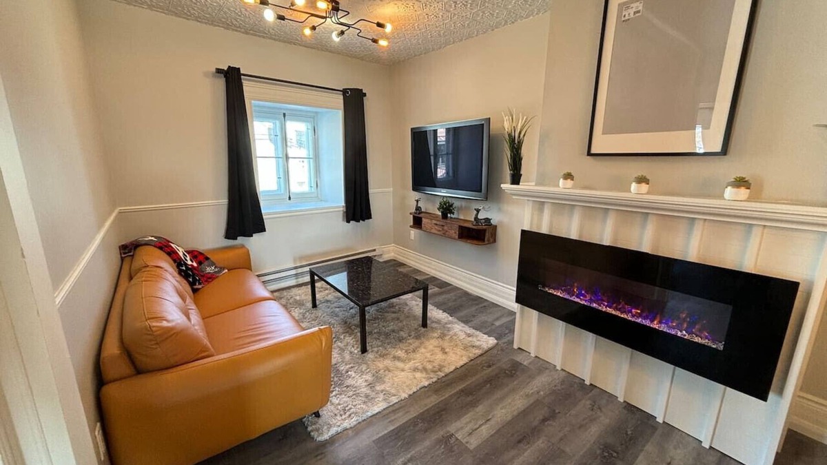 Quartier 5-4 Apartment | Panache Royale 4.