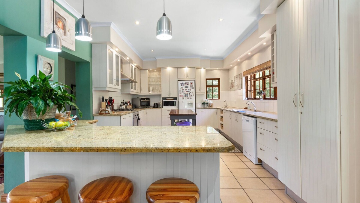 Kleinmond House | Panaderos - Five Bedroom House, Sleeps 10