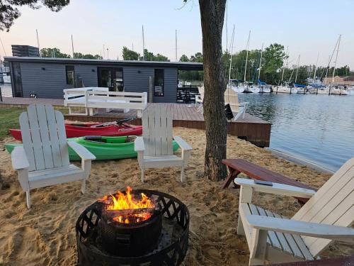 Forked River Boat Rental | Panama Float Home Riverfront Fire Pit