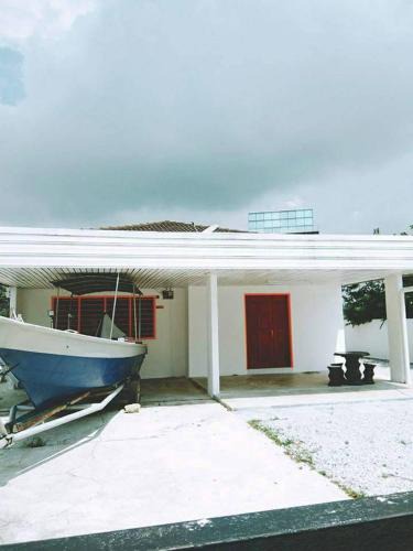 Taman Pantai Dickson House | Pandai dickson Banglow white & yellow house