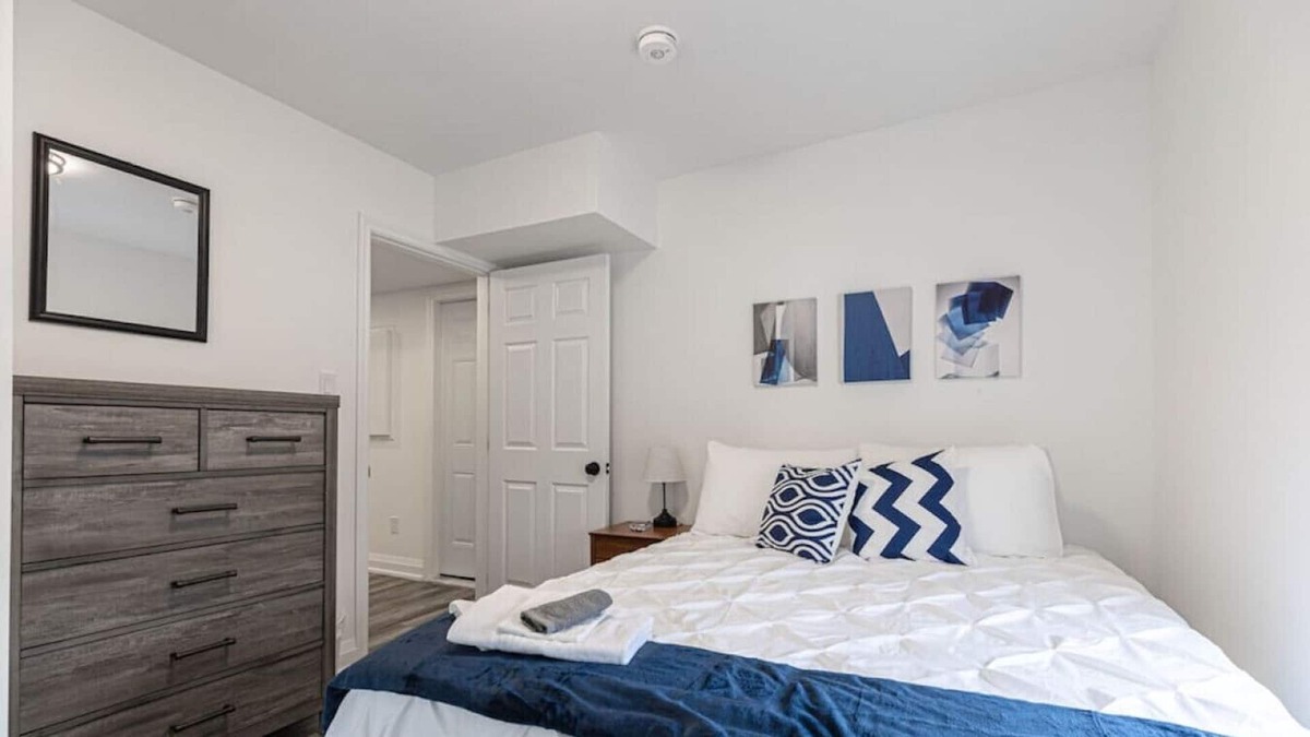 Kitchener Apartment | Pandora · 2BR+Office+Wifi +Washer +Dryer +Parking +TVw/Prime