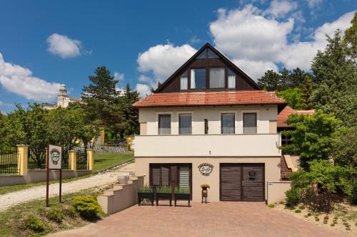 Pannonhalma Bed & Breakfast | Pannonhalma Panzió