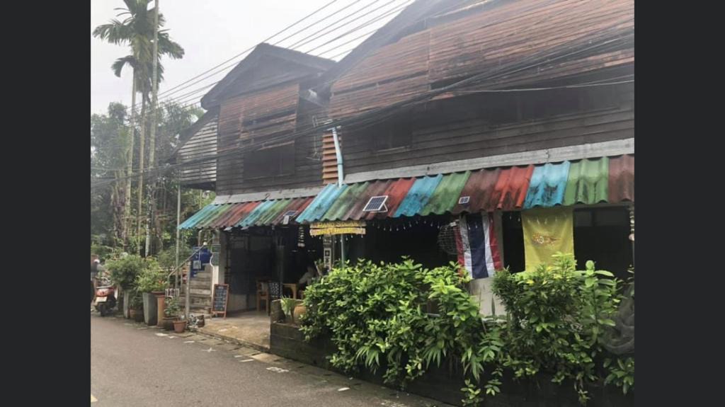 Bang Phra Bed & Breakfast | Pano Solar Guest House (พาโน โซล่า เกสเฮ้าส์ )