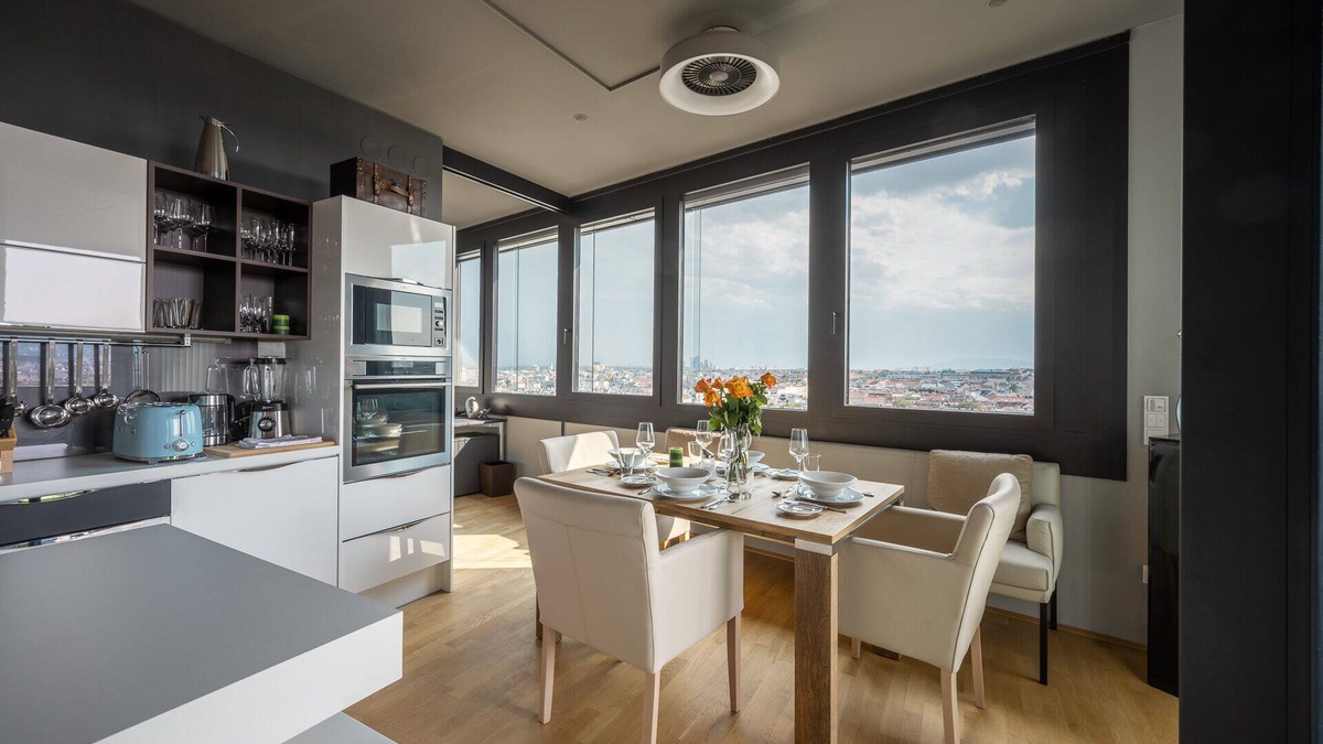Neulerchenfeld House | Panorama suite with a view over the imperial city of Vienna