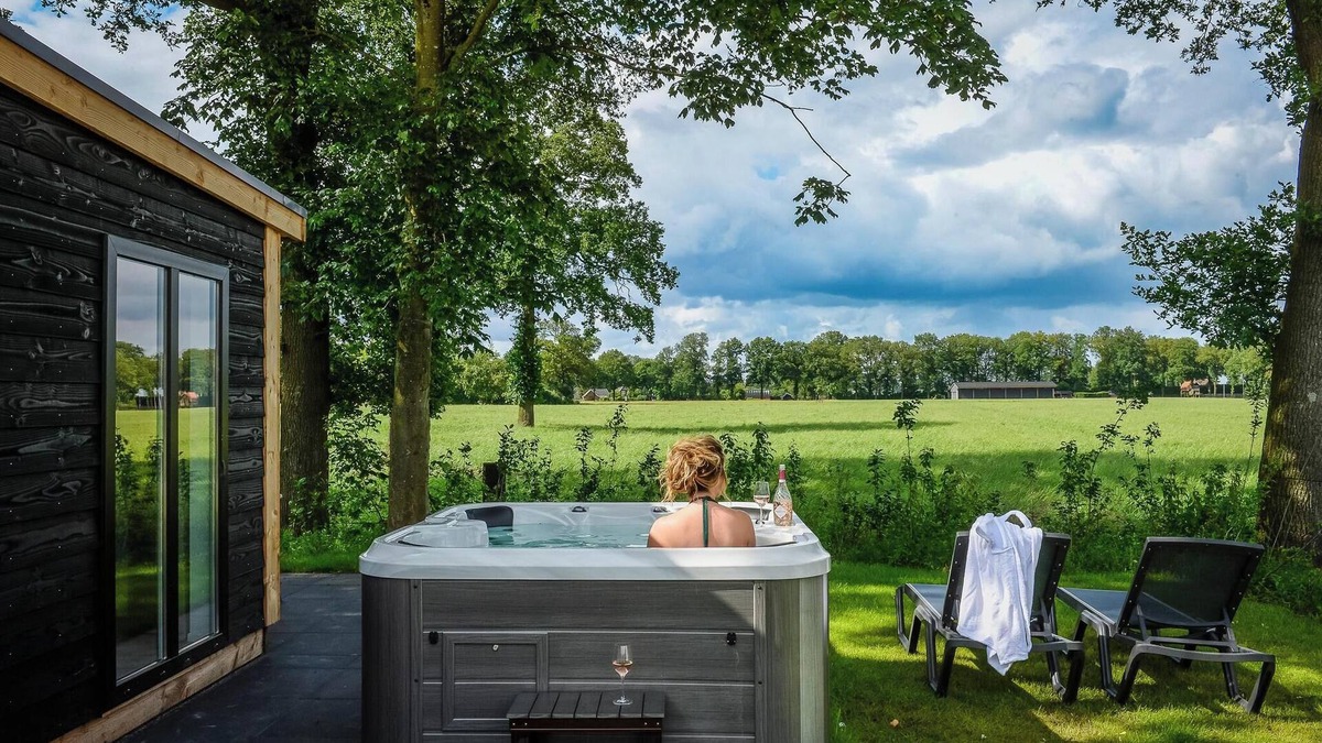 Municipality of Rijssen-Holten Resort | Panorama Wellness Lodge | jacuzzi, sauna and sunshower | 2 persons