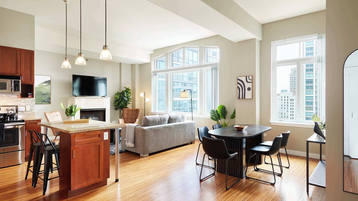 Downtown Chicago Apartment | Panoramic 2BR Penthouse in the Sky | Roof Deck