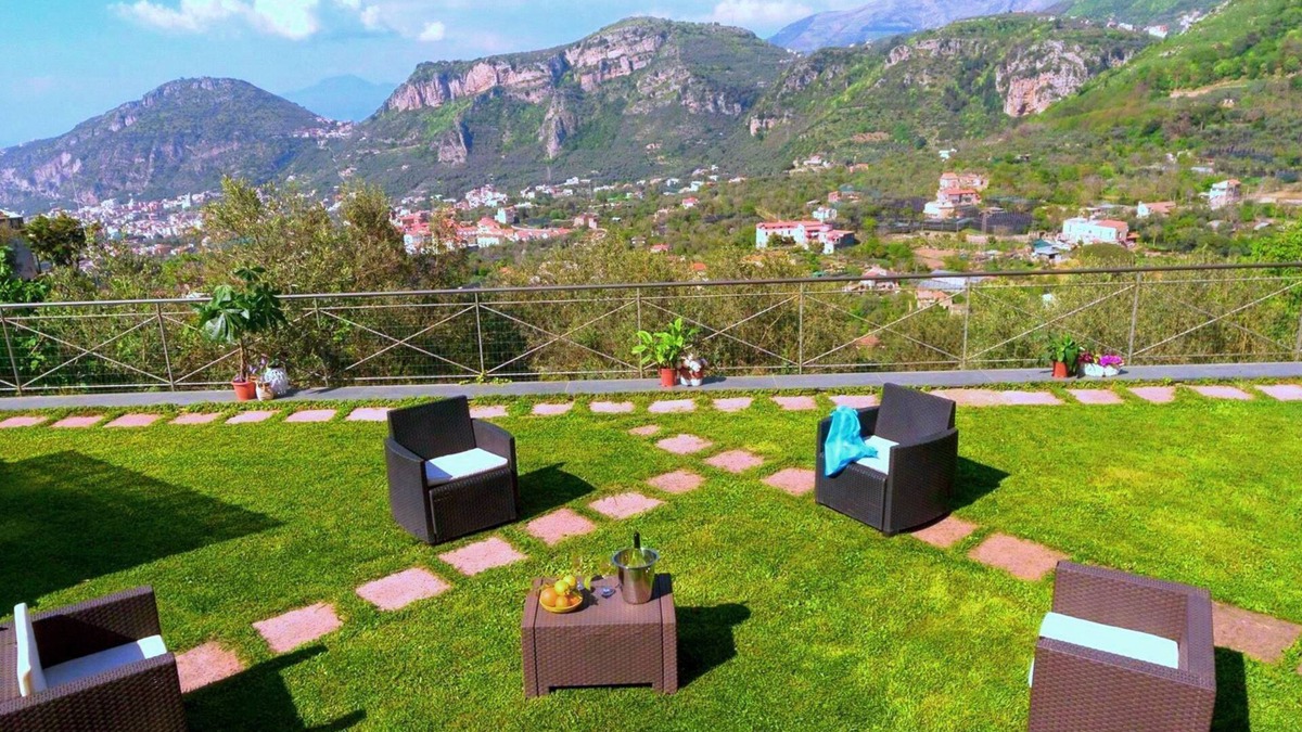 San Pietro House | Panoramic apartment with garden and private parking