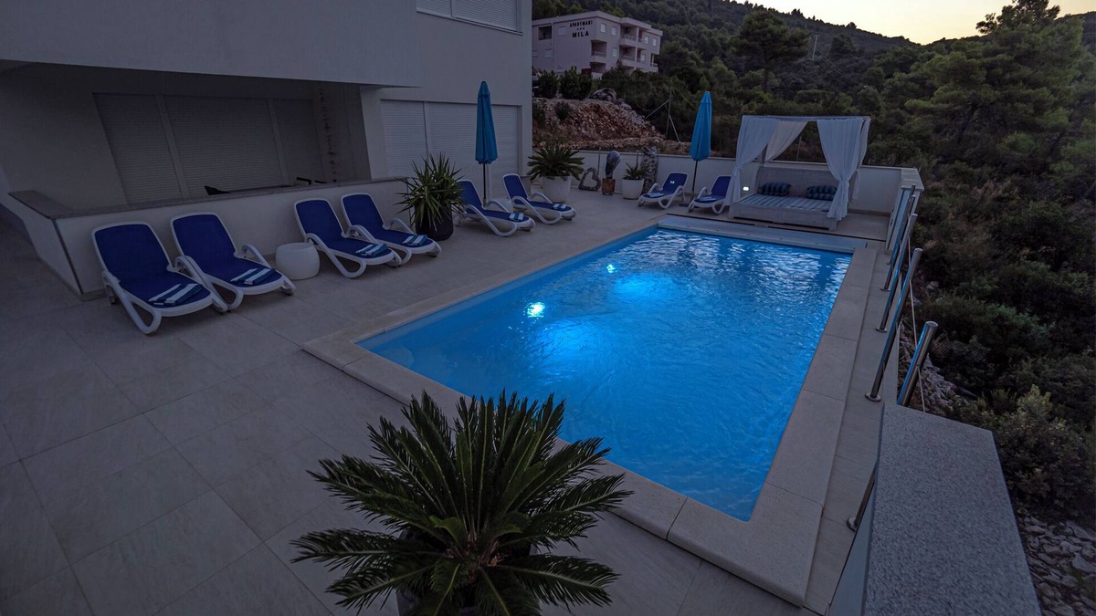 Komarna Apartment | Panoramic apartment with sea view and pool