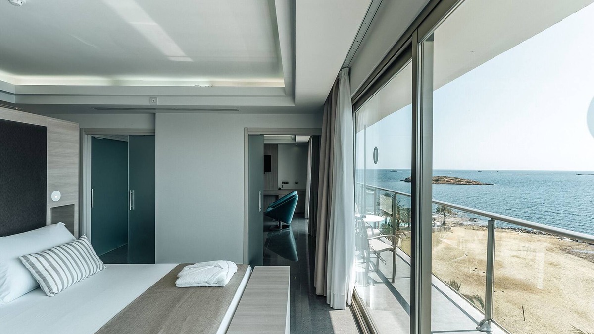 Figueretas Resort | Panoramic balcony views, double whirlpool bathtub in Life suite at Ibiza Twins
