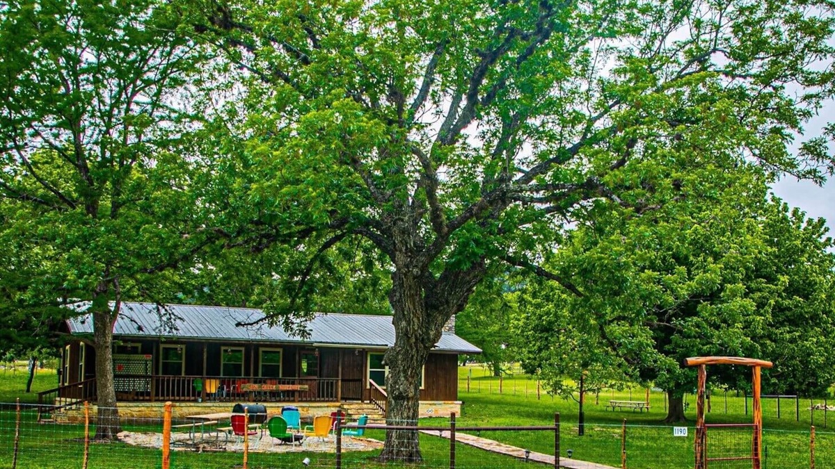 Leakey House | Panoramic Country Views ~ Wildlife, Butterflies & Birds ~ Star-gazing ~ Hiking