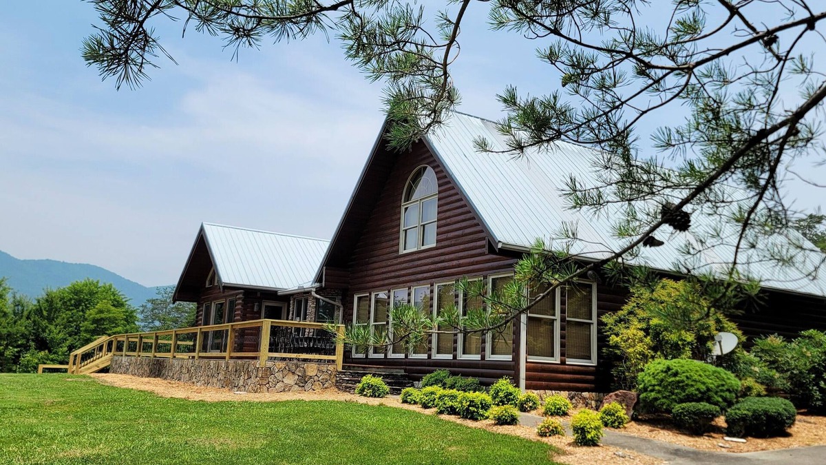 Turtletown Cabin | Panoramic Happiness ~ Majestic Mountain Views ~ 5000SF ~ Easy Access