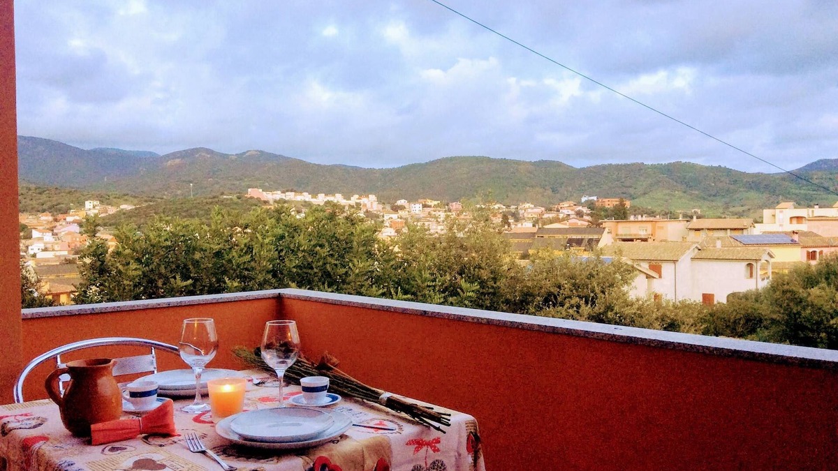Teulada House | panoramic house surrounded by greenery with parking