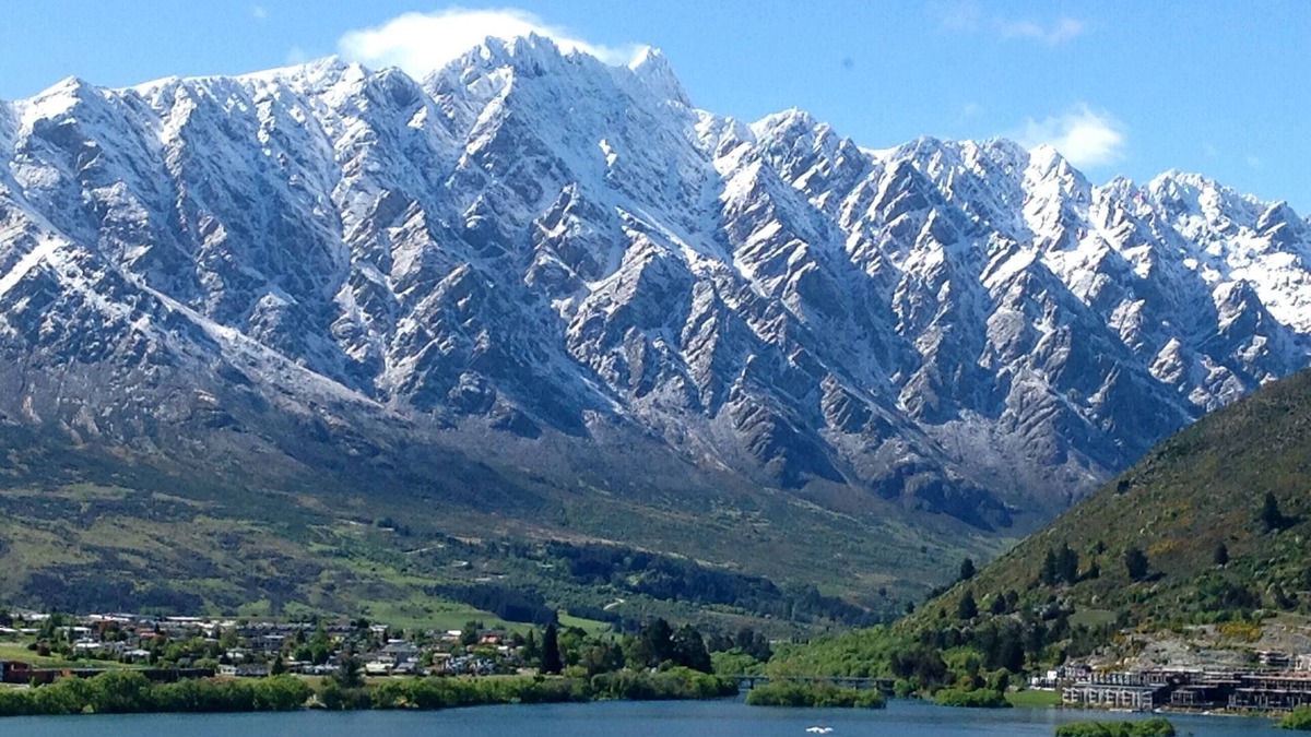 Frankton House | Panoramic lake, mountain and marina views