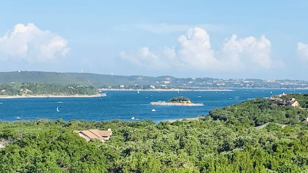 Jonestown Condo | Panoramic Lake Travis Escape – 3BR 3BA Unit w Lake View Balcony & Resort Pools