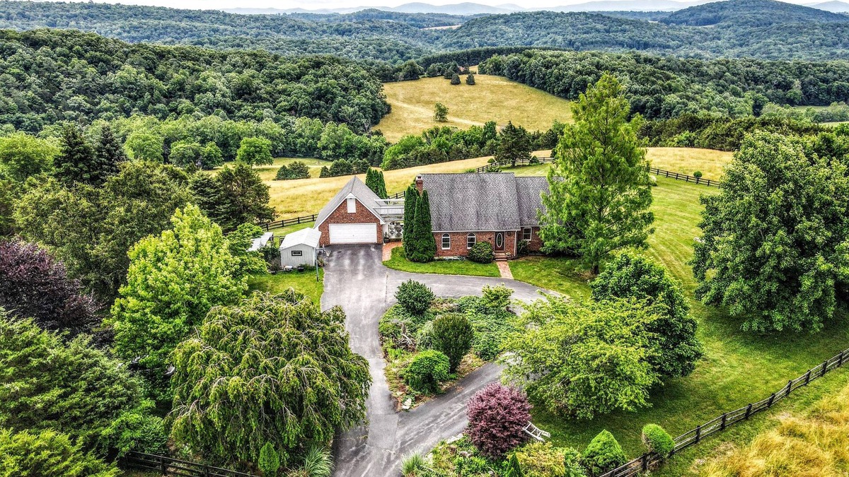 Raphine House | Panoramic mountain views and creekside walks in the beautiful Shenanodah Valley