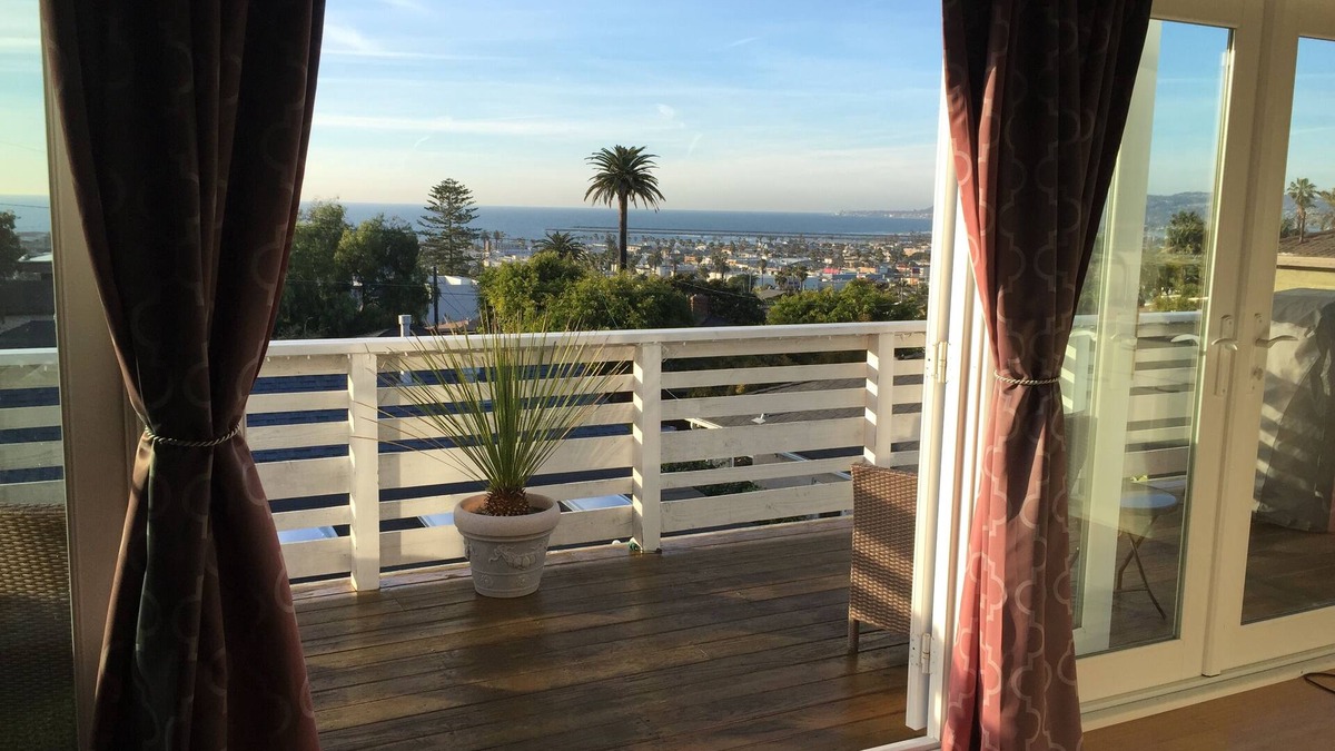 Point Loma Heights House | Panoramic Ocean View Guesthouse, 5 blocks to beach in Ocean Beach