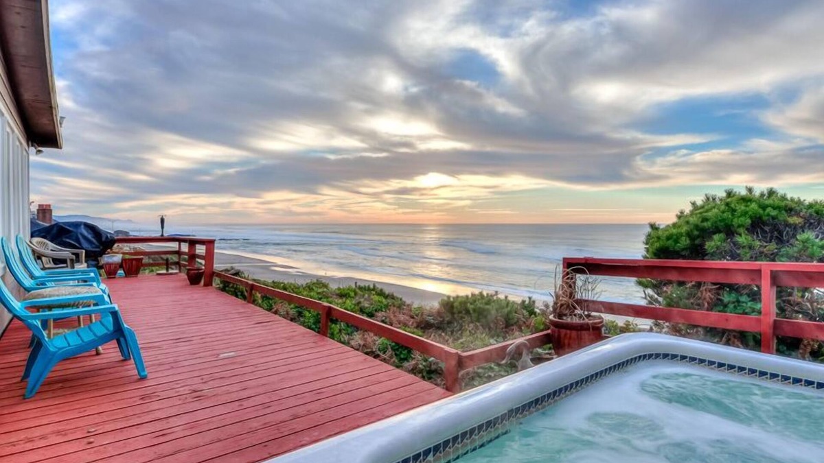 Nelscott House | Panoramic Oceanfront Views, 2 King Suites & Hot Tub in Central Lincoln City!
