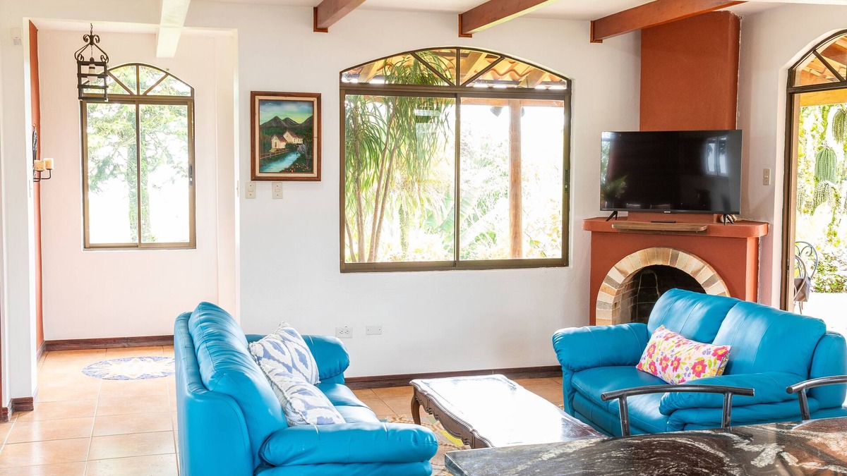 Santa Cruz de Turrialba House | Panoramic Paradise, Luxury Comfort, Vista de Paz