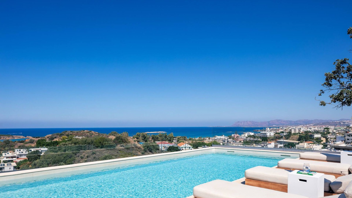 Daratsos Villa | Panoramic sea & city views, gym, sauna, fire pit, close to shops!