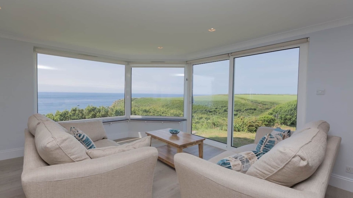 St. Levan House | Panoramic sea views overlooking the beach – on the South West Coast Path