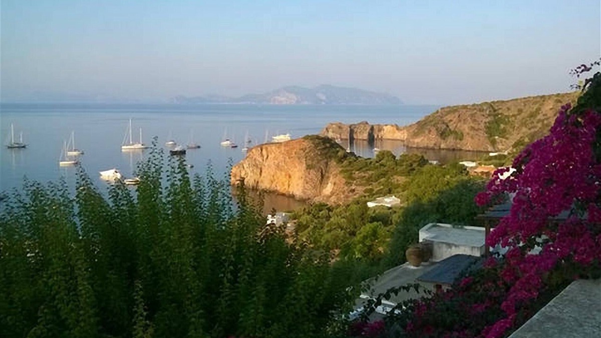 Panarea House | Panoramic seaside apartment in Panarea near beach