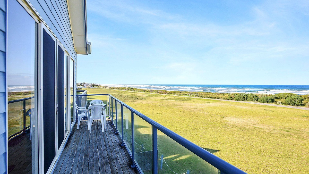 Middleton House | Panoramic Surf Coast Views - Nothing but Lawn to the Ocean