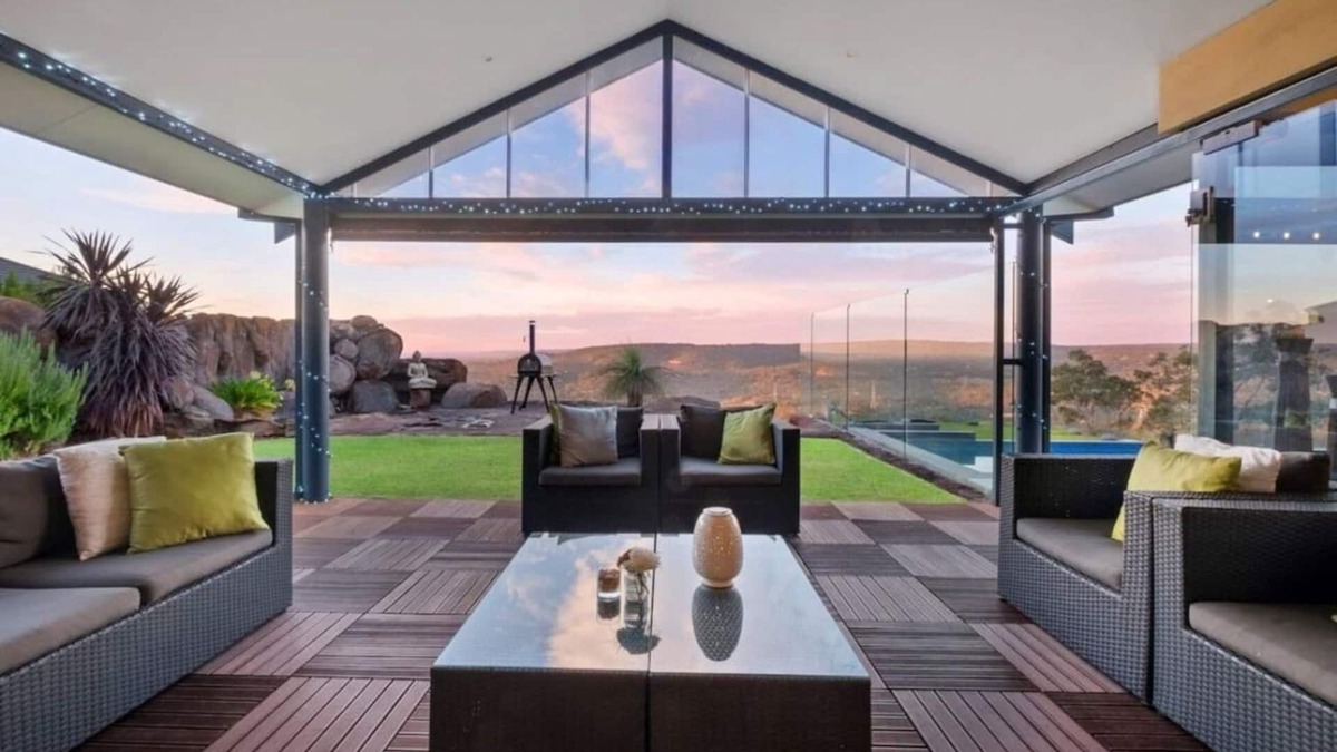 Perth House | Panoramic views, secluded nature retreat in the Perth Hills