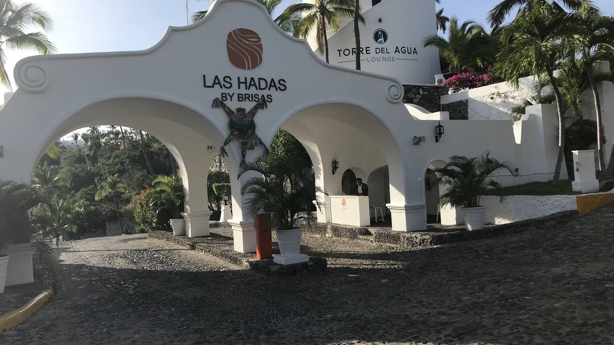 Las Hadas Condo | Panoramic Views - Ambiance - Affordable