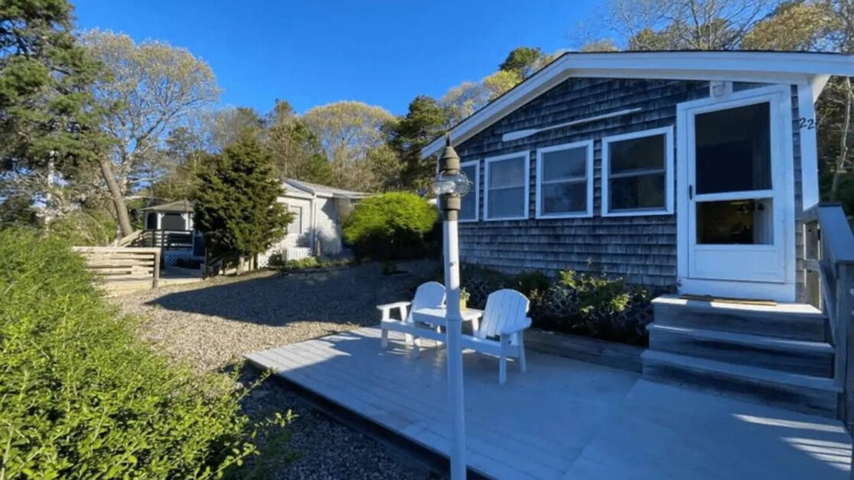 South Dennis Cottage | Panoramic views and pond access