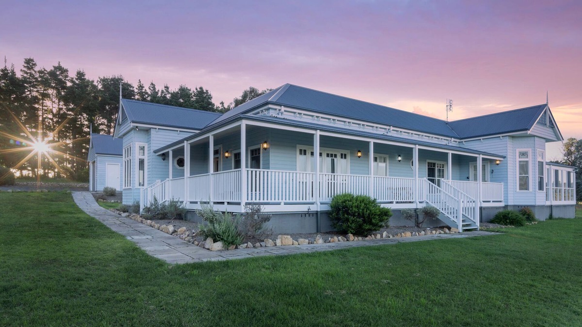 Brayton House | Panoramic Views From A Classic Country Homestead