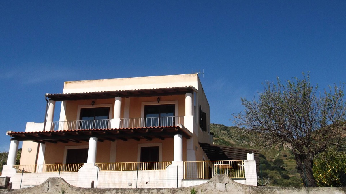 Lipari Historic Centre Villa | Panoramic villa, 100 meters from the sea and 400 from the port of Lipari, with 3 apartments.