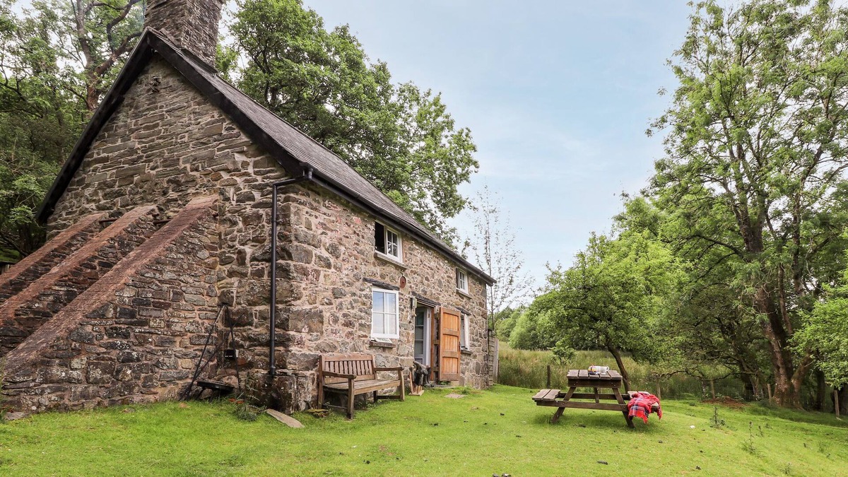 Llanbrynmair House | PANT Y CRWYNI, pet friendly, character holiday cottage in Carno
