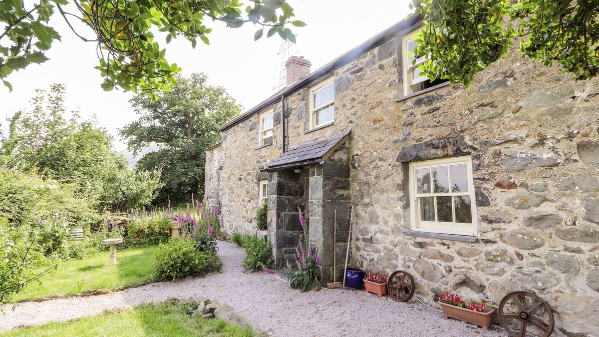 Conwy Cottage | PANT YR IWRCH, pet friendly, with open fire in Llanbedr Y Cennin