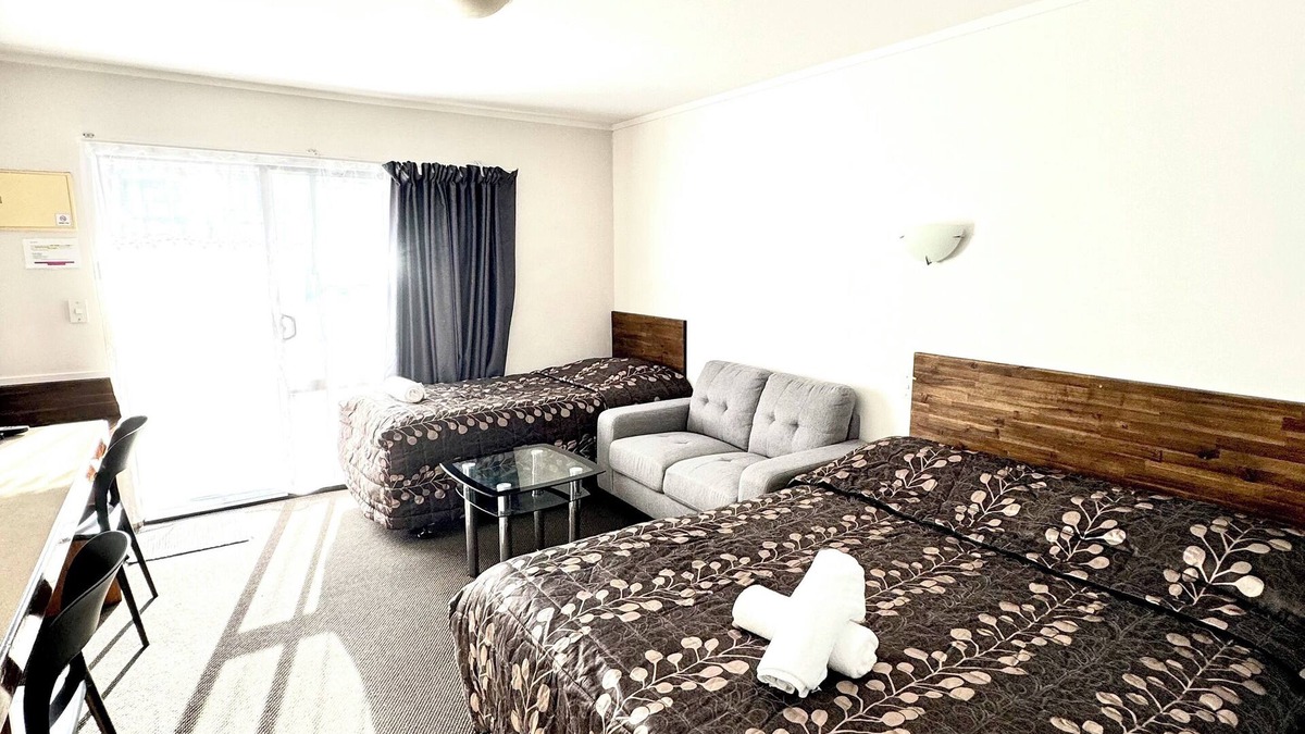 Papakura Hotel | Papakura Pioneer Motor Lodge and Motel