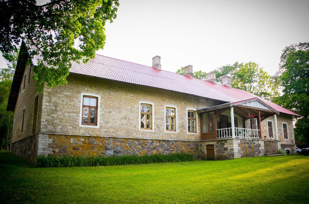 Jarva County House | Papli Beach Apartment with Seaview Balcony