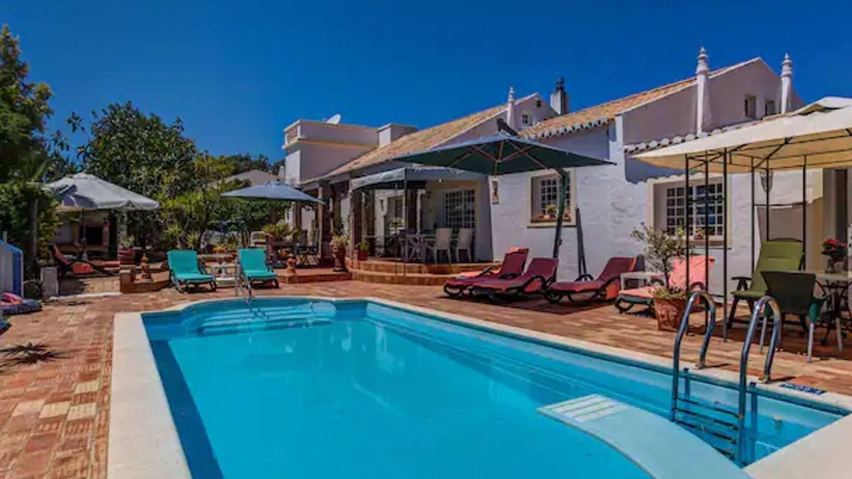 Alcalar House | Papoula Apartment in Quinta Velha by LovelyStay