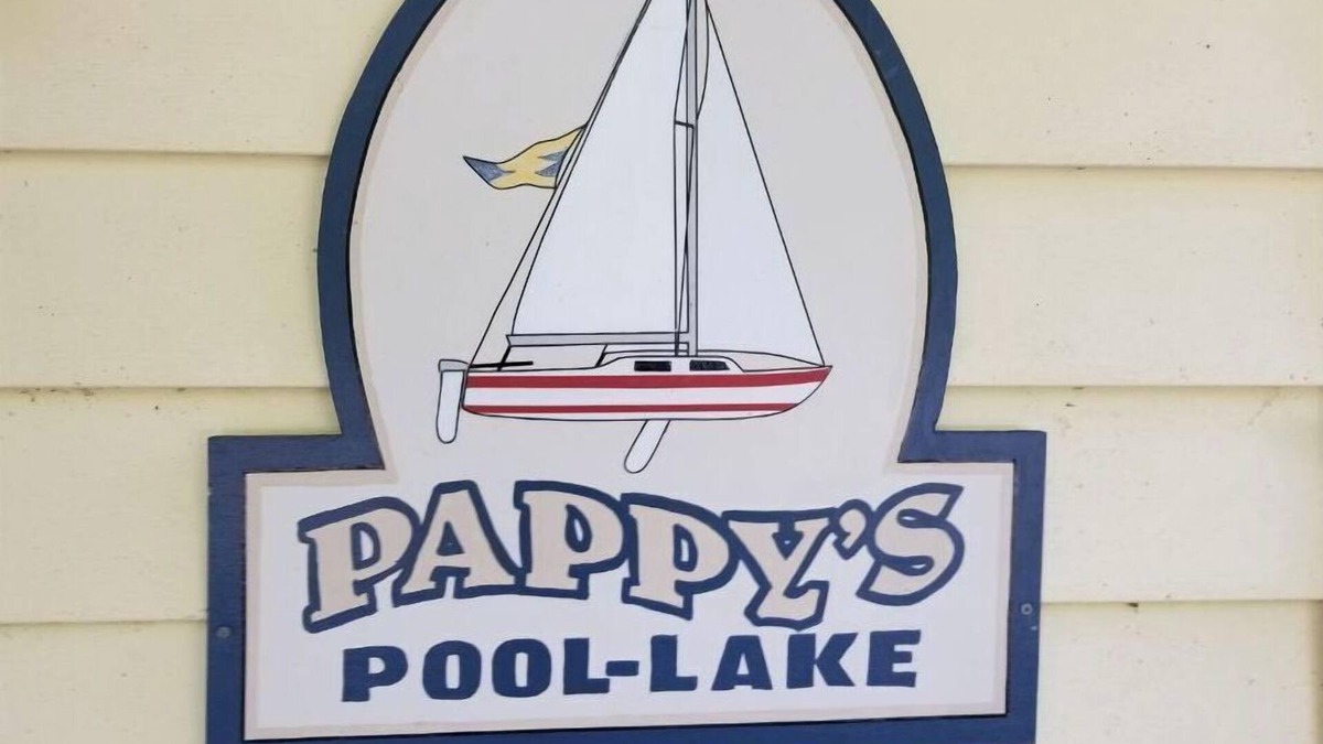 Lake Waccamaw House | Pappy's Pool Lake: A Lakeside House with Pier, Private Boat Ramp, Screened porch