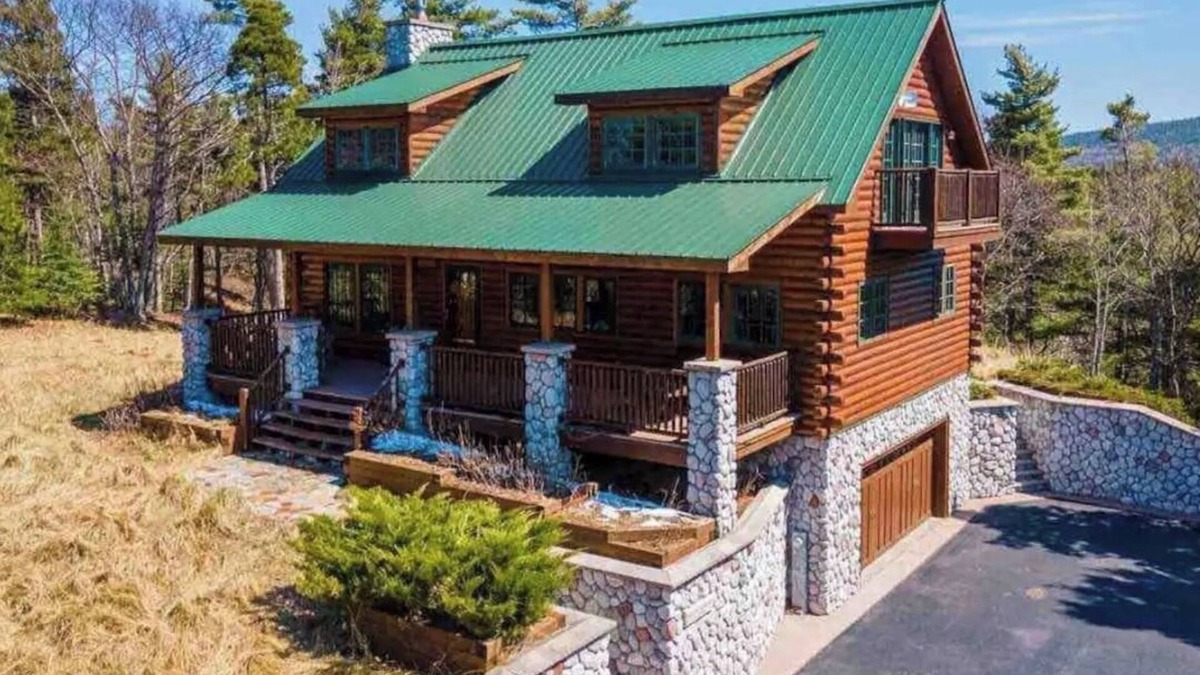 Eagle Harbor House | Paradise at Great Sand Bay -2-bedroom log house with AC, WiFi in Eagle Harbor