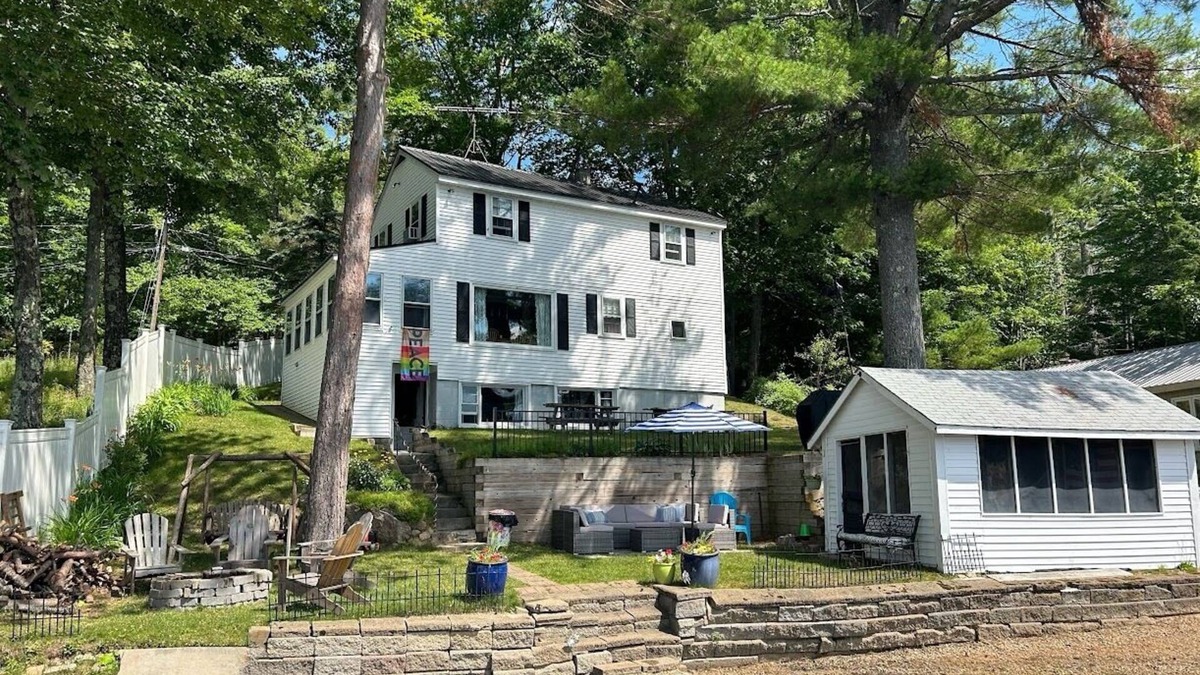 Union House | Paradise awaits on Shaws Pond conveniently located in the Lakes Region.