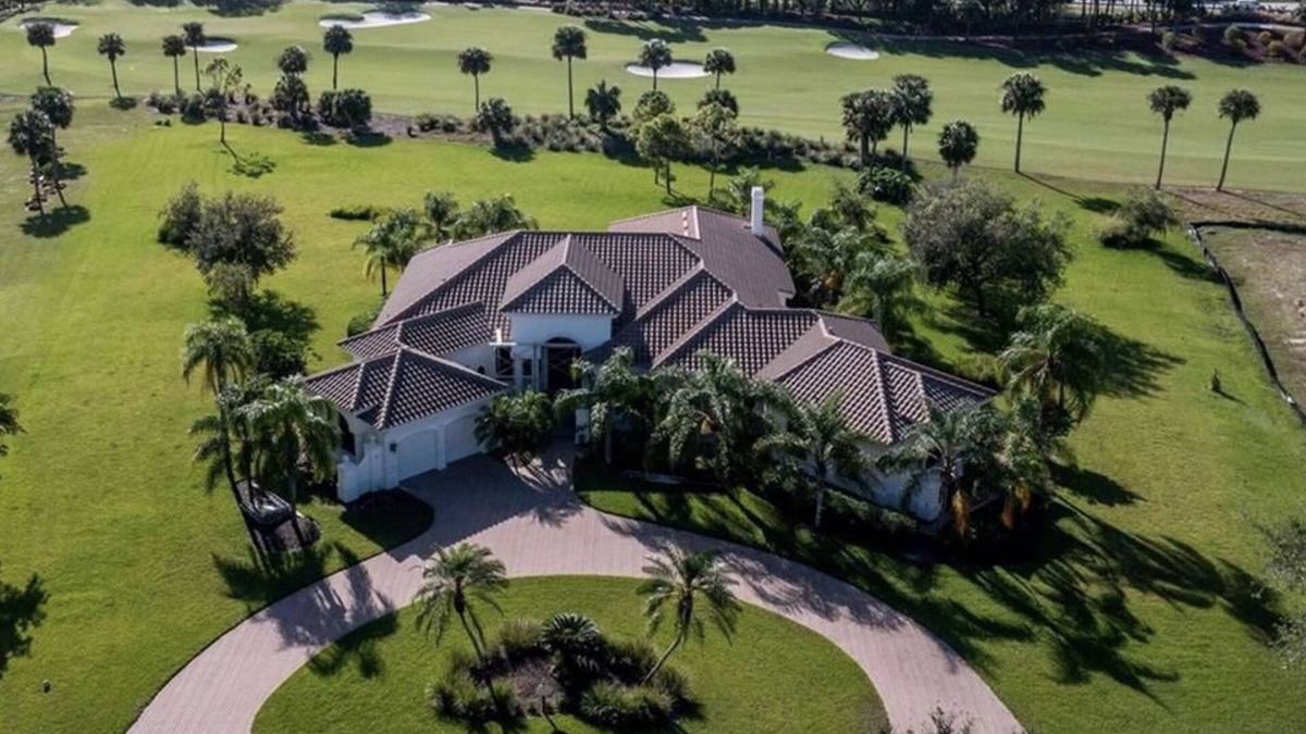 Twin Eagles House | Paradise awaits you for your and your fur babies!